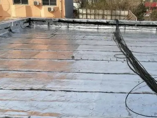 滨州卫生间漏水维修公司分享下滨州屋面楼顶防水刚性防水层施工要点。